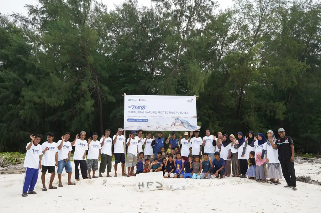 Peringati Hari Kura-Kura dan Penyu Sedunia, Telkom Lepas 200 Anak Penyu di Kapoposang, Sulawesi Selatan